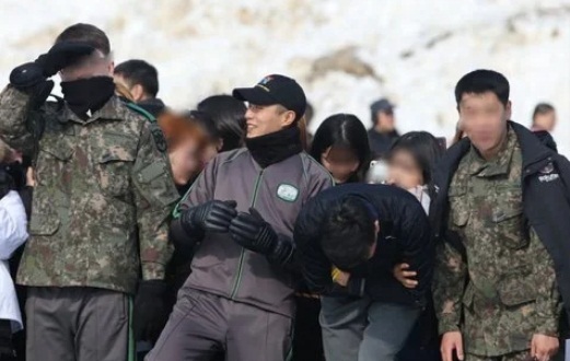 Kebiasaan Yoon Doo Joon saat tertawa