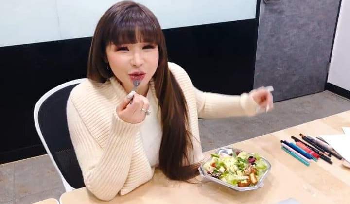 Foto: Debut Siaran V Live, Park Bom Ungkap Nama Fandom dan Bocoran Comeback