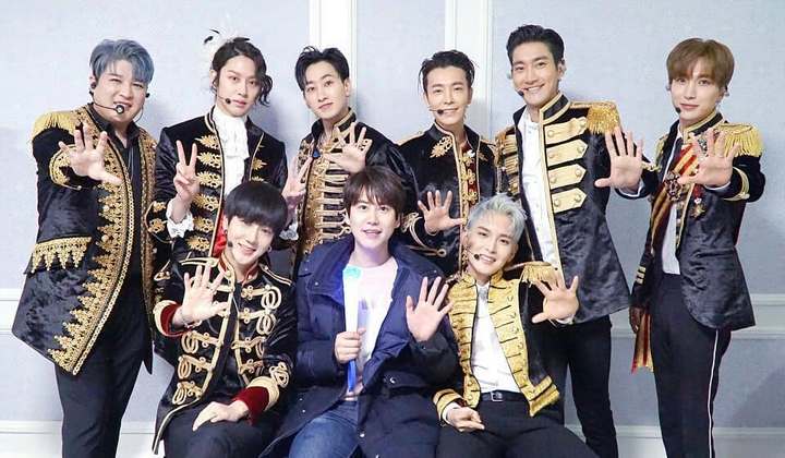 Foto: Absen Karena Wamil, Kyuhyun Kepergok Tonton Konser Super Junior Ditemani Changmin