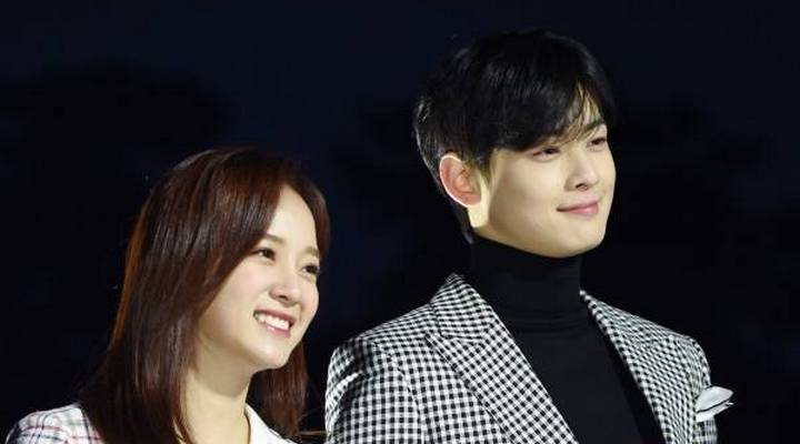 Foto: Jadi MC Bareng Sejeong Gu9udan, Tatapan Mata Cha Eun Woo ASTRO Bikin Netter Menggila