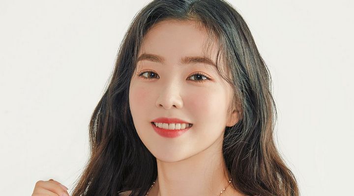 Foto: Muncul di Bandara dengan Gaya Rambut Cepol, Irene Red Velvet Dipuji Cantik dan Awet Muda