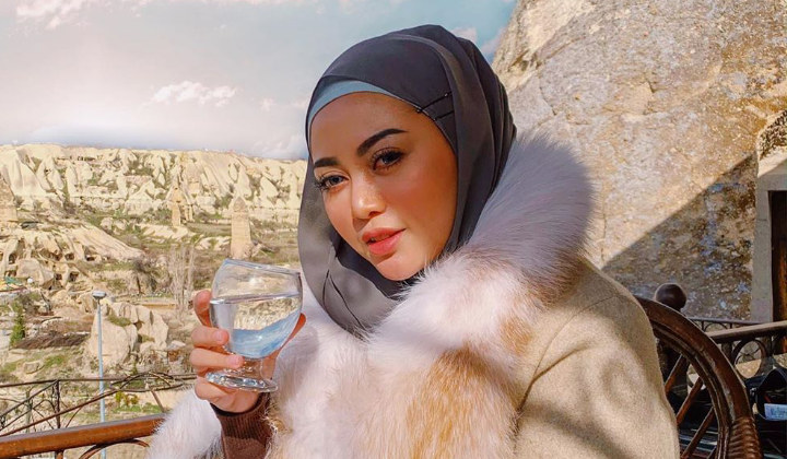 Foto: Gaya Hijab Dihujat, Rachel Vennya: Biar Allah yang Tahu