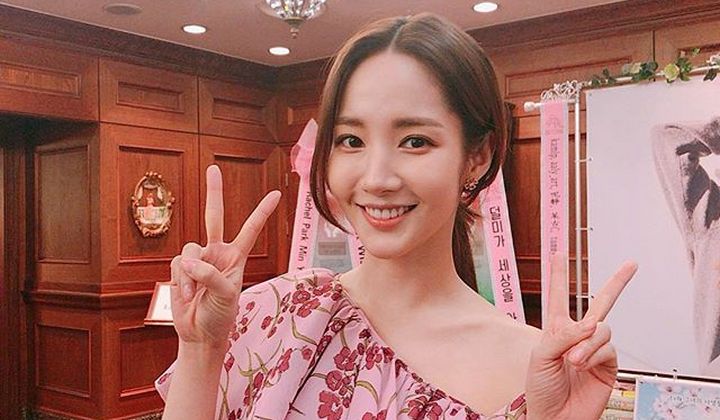 Foto: Park Min Young Menawan Pamer Bahu Mulus di Majalah, Netter: Paling Cantik Sejagad Drakor