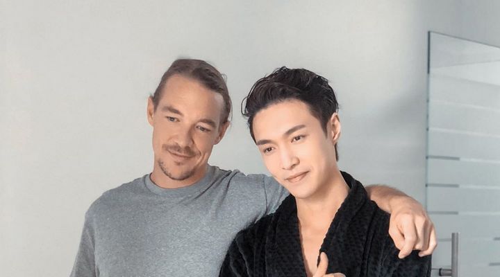Foto: Bahagia Ketemu Diplo dan Foto Bareng, Lay Justru Bikin Penggemar Salah Fokus