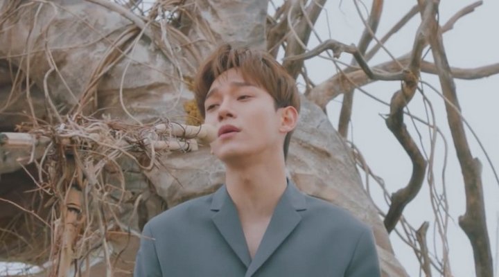Foto: Bikin Kagum, Chen EXO Nyanyi Live di MV 'Beautiful Goodbye' Hingga Perhatian Pada Staf dan Dancer