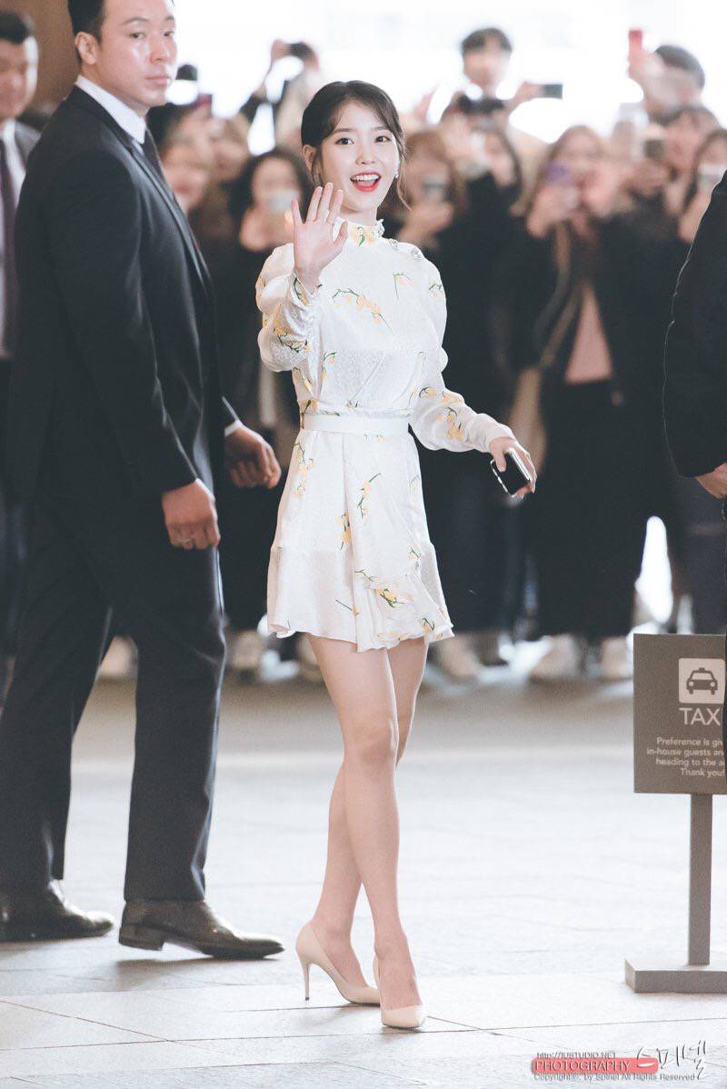 Tiga selebriti dengan gaun sama