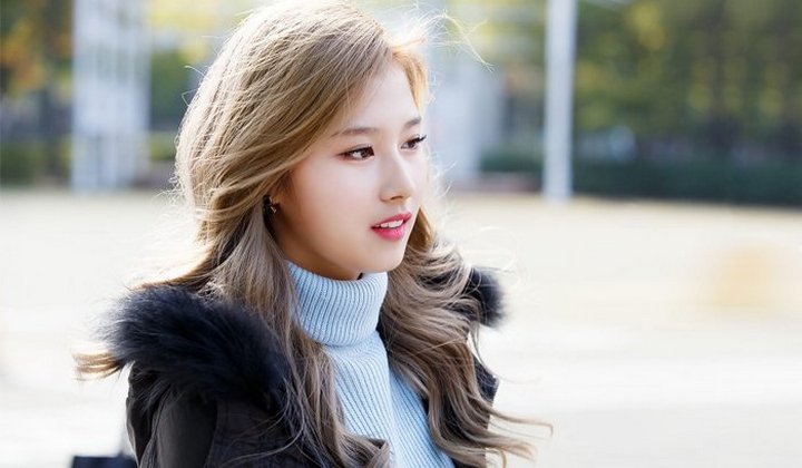 Foto: Berasa di Rumah, Sana Tak Pakai Alas Kaki Hingga Tiduran di Paha Member Twice Saat Fan Sign