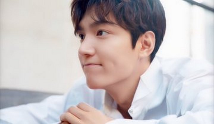 Foto: Sapa Fans Lagi Usai Keluar Wamil Lewat Foto Baru, Pipi Tembem Lee Min Ho Tuai Sorotan