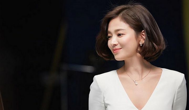 Foto: Bak Ratu, Song Hye Kyo Sukses Pikat Netter dengan Gaun Seksi dan Mahkota Berlian