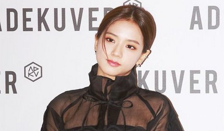 Foto: Lady in Red, Jisoo Tampil Menggoda dengan Busana Seksi Hingga Polesan Lipstik Merah