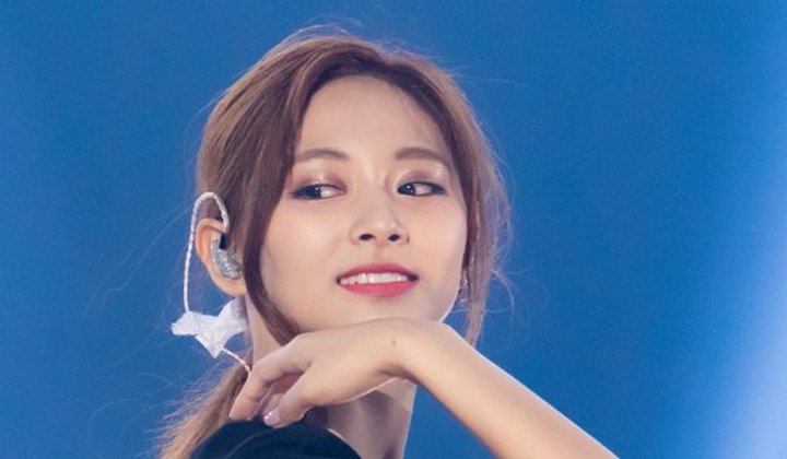 Foto: Privasi Liburan Bareng Keluarga Terganggu, Fans Khawatirkan Keselamatan Tzuyu Twice