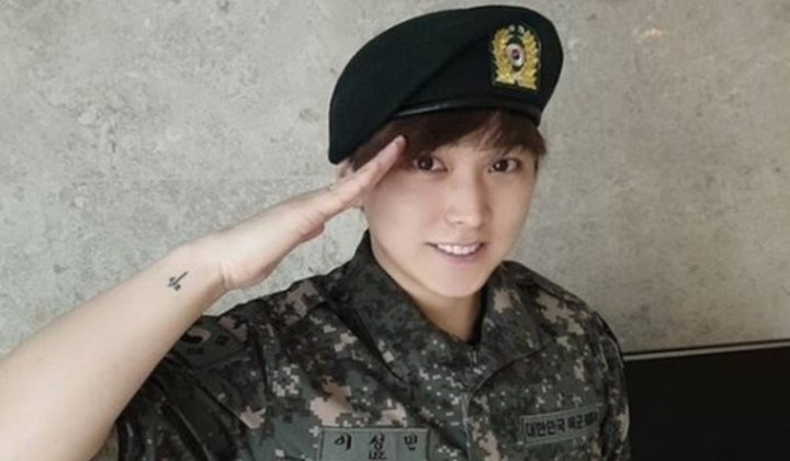 Foto: Didesak Hengkang dari SuJu, Sungmin Malah Bangga Pamer Sertifikat Pasukan Cadangan