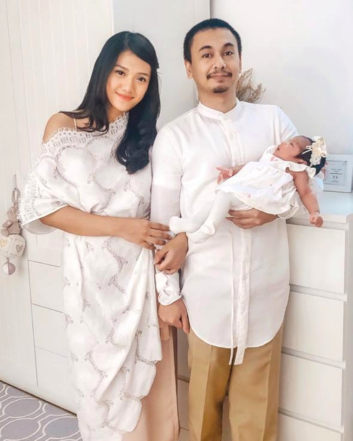 Keluarga Raditya Dika dan Annisa Aziza Tampil Serba Putih