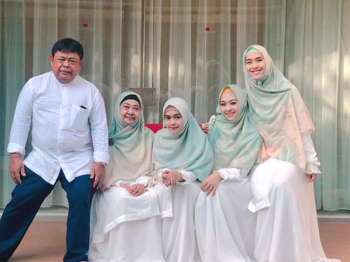 Keluarga Ria Ricis Pilih Kenakan Busana Putih saat Lebaran