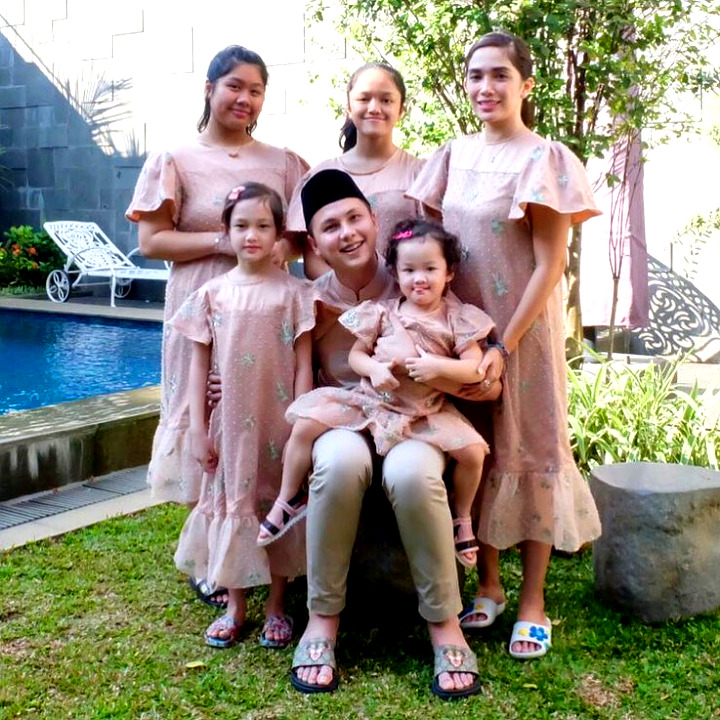 Ussy Sulistiawaty Serasi dengan Suami dan Anak-Anaknya