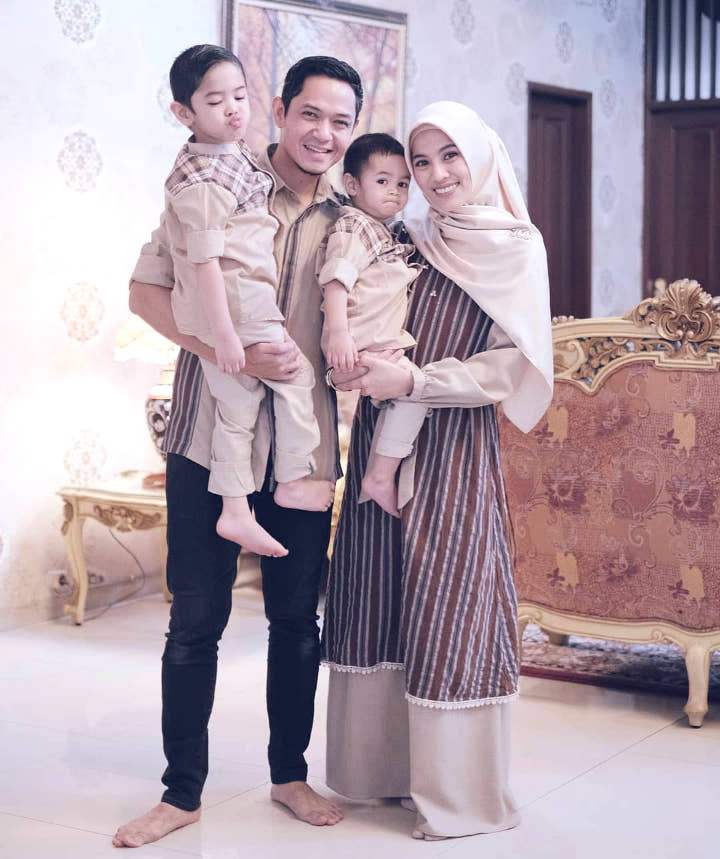 Keluarga Kecil Dude Harlino dan Alyssa Soebandono