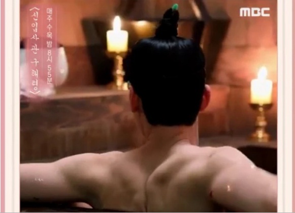 Cha Eun Woo pamer tubuh yang berotot