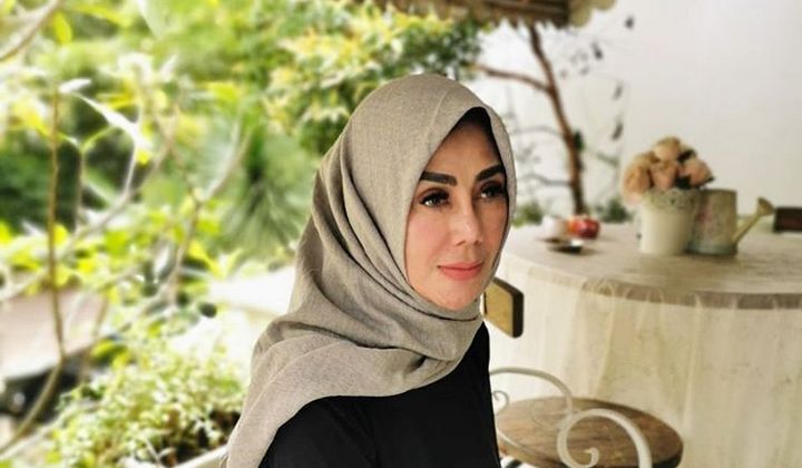 Foto: Berusia 54 Tahun, Gaya Ibunda Raffi Ahmad Nonton Konser Westlife Disanjung Awet Muda