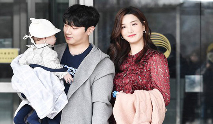 Foto: Yulhee Pengen Anak Banyak, Ekspresi Kaget Minhwan F.T. Island Bikin Netter Ikutan Gemas