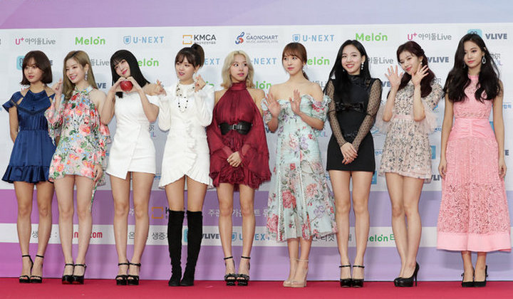 Foto: Idola Diterpa Banyak Skandal, Kedewasaan Fans Twice Tuai Sanjungan dari Media Korea