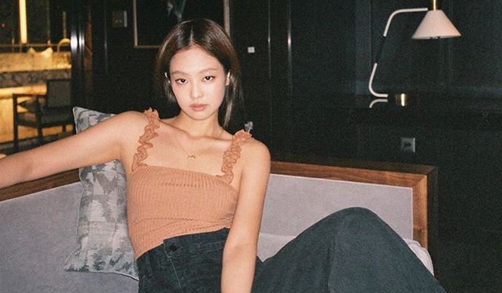 Foto: Pamer Pundak Mulus Sambil Gigit Jari, Jennie Bikin Netter Makin Klepek-Klepek