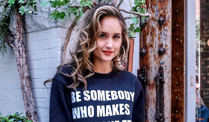 Foto: Cinta Laura Dihujat Kenakan Busana Terbuka di JFC, 11 Potret Ini Bakal Tetap Bikin Jatuh Hati