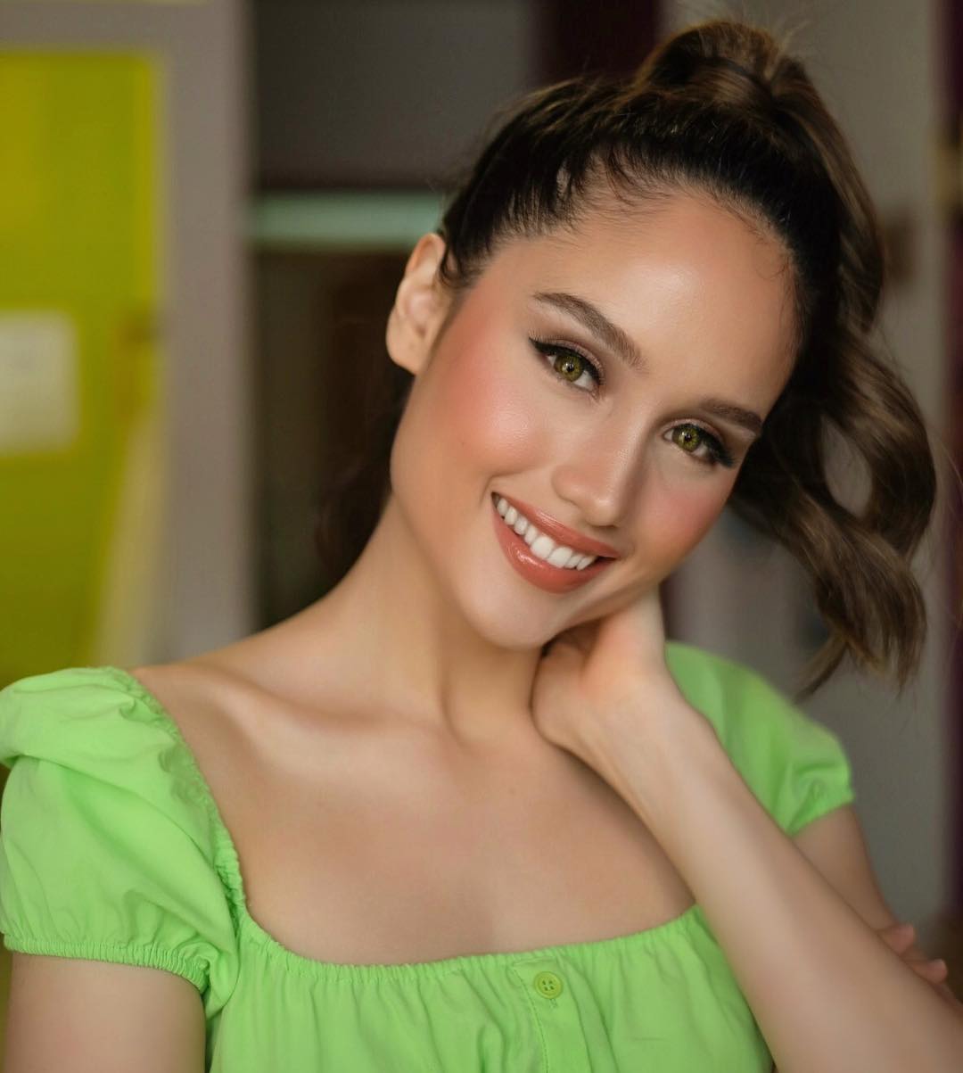 Cantik Maksimal dengan Pamer Senyum Manis