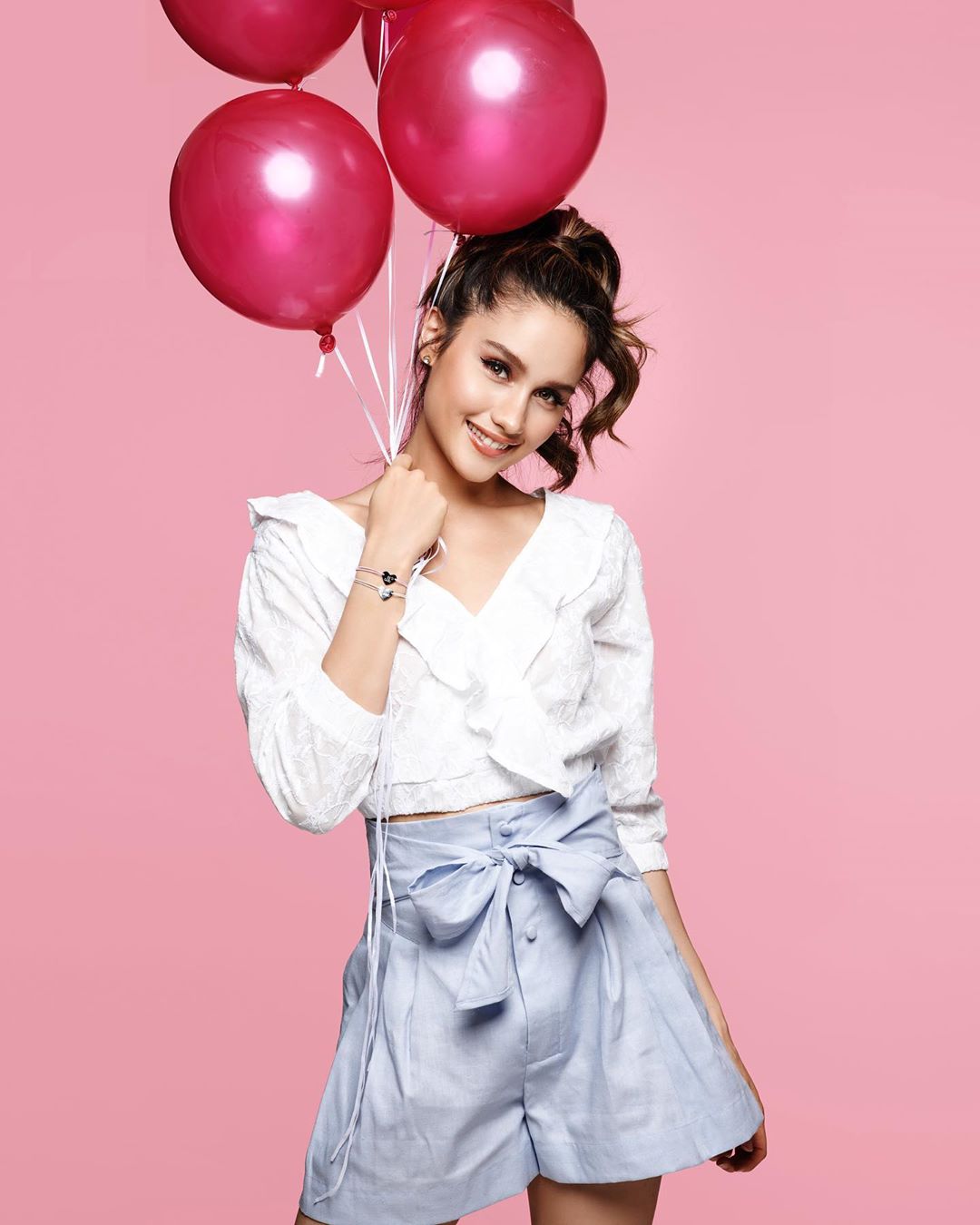 Manis dengan Balon di Tangan