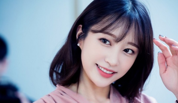 Foto: Tampil Seksi Pamer Belahan Dada di Majalah, Hani EXID Sukses Bikin Netter Pangling