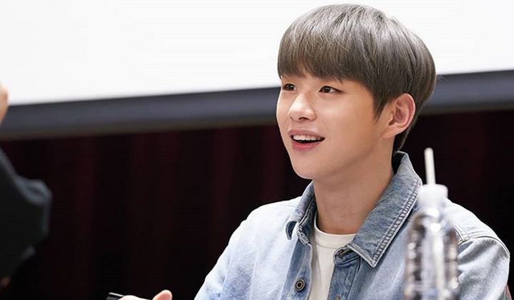 Foto: Agensi Jelaskan Alasan Kang Daniel Absen di Reuni Wanna One, Fans: Waktu Buat Pacaran Aja Ada