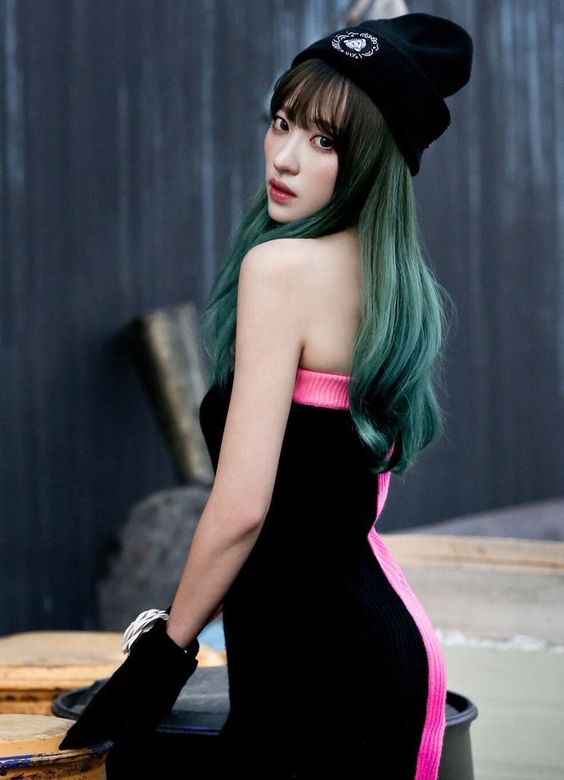 Hani EXID Swag dengan Beanie dan Rambut Hijau