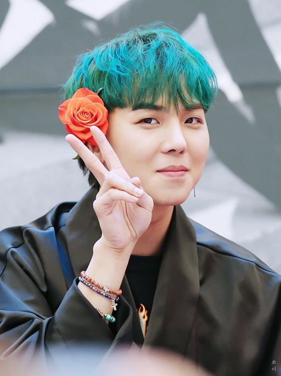 MINO Winner Miliki Rambut Super Hijau Seperti Rumput