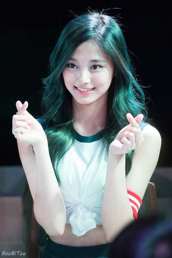 Tzuyu Twice Cantik dengan Rambut Panjang Berwarna Hijau
