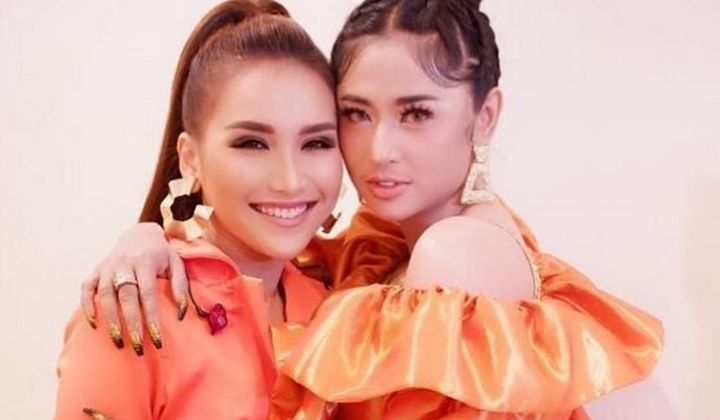 Foto:  Dewi Persik Kangen Ayu Ting Ting, Netter Tertawa Nyinyir