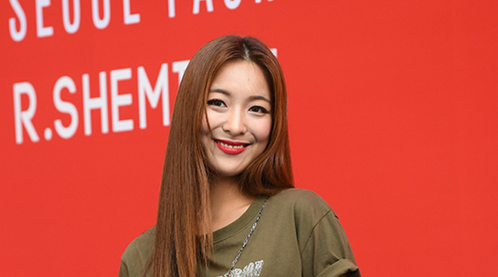 Foto: Senyum Manis di Foto Perdana Usai Hengkang dari SM, Luna Tuai Beragam Komentar