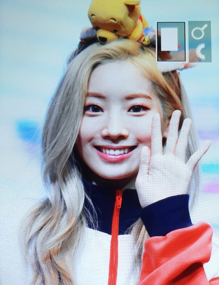 Dahyun dengan mudah menemukan fansite