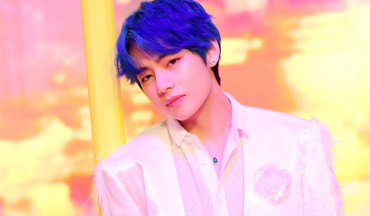 Foto: Tiba di Arab Saudi, Sikap Manis V BTS Bantu Anak Kecil Jatuh di Bandara Tuai Sorotan