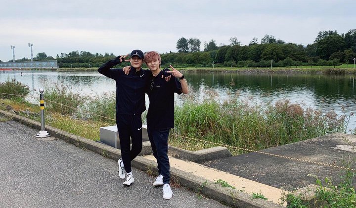 Foto: Keseruan Jaemin dan Jeno NCT Dream Bersepeda, Hingga Tunjukkan Cara Unik Masak Mie Instan