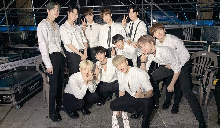 Foto: Album Debut X1 Berhasil Raih Double Platinum di Gaon Chart