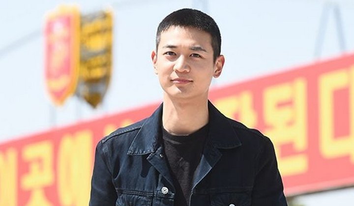 Foto: Ikut Partisipasi di Kompetisi Sepakbola Saat Wamil, Visual Minho Paling Mencuri Atensi di Stadion