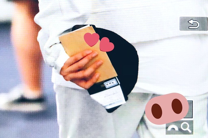 Kepergok Telaten Baca Surat Dari Fans, Baekhyun EXO Bikin Terharu