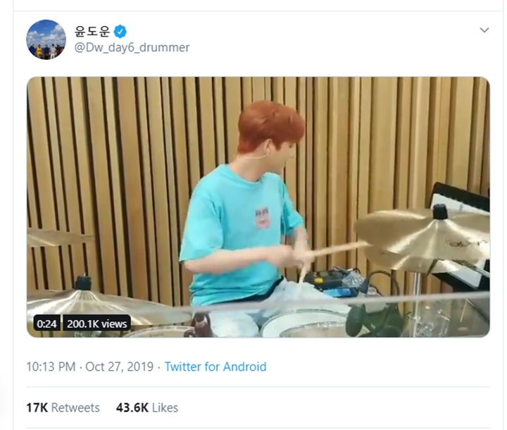 Young K bermain drum