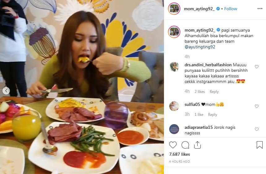 Ayu Ting Ting Makan Pakai Tangan Kiri