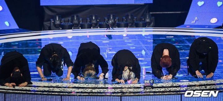 Monsta X sujud syukur raih piala kemenangan