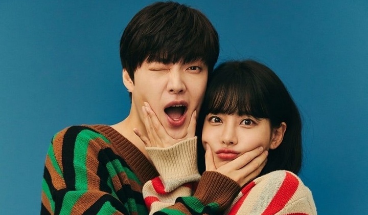 Foto: Ahn Jae Hyun dan Oh Yeon Seo Tampil Menggemaskan Hingga Saling Dempet di Poster 'Love With Flaws'