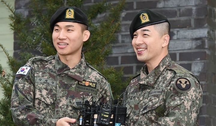 Foto: Daesung-Taeyang Sumringah Rayakan Bebas dari Wamil Bareng, Netter Malah Sambut dengan Sinis