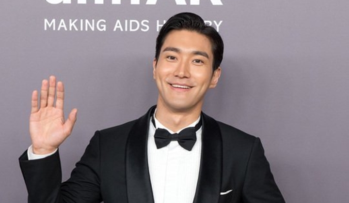Foto: Unggah Foto Selfie di Pesawat, Wajah 'Matang' Siwon Super Junior Dibilang Mirip Bapak-Bapak