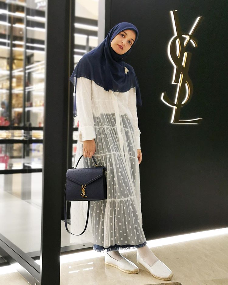 Kenakan Outer Panjang Transparan