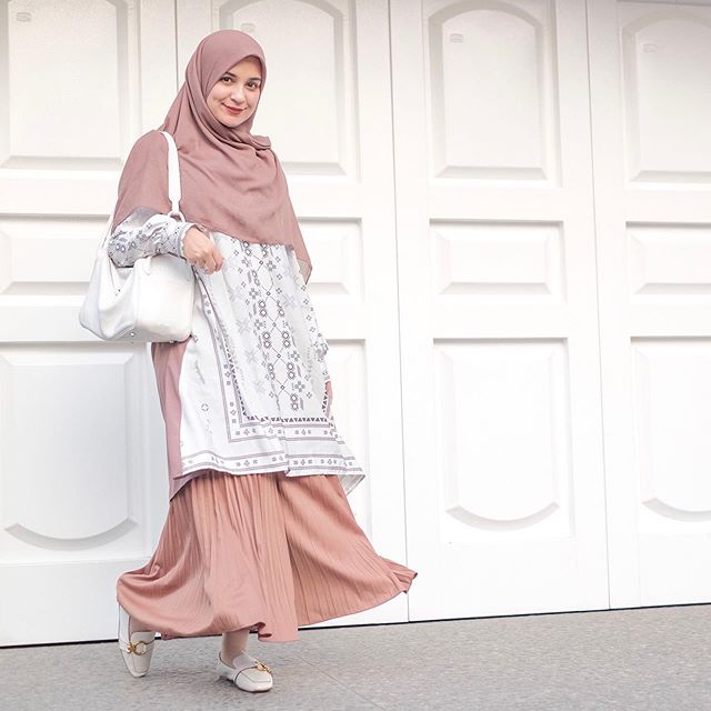 Atasan Potongan Panjang Warna Putih Bikin Anggun