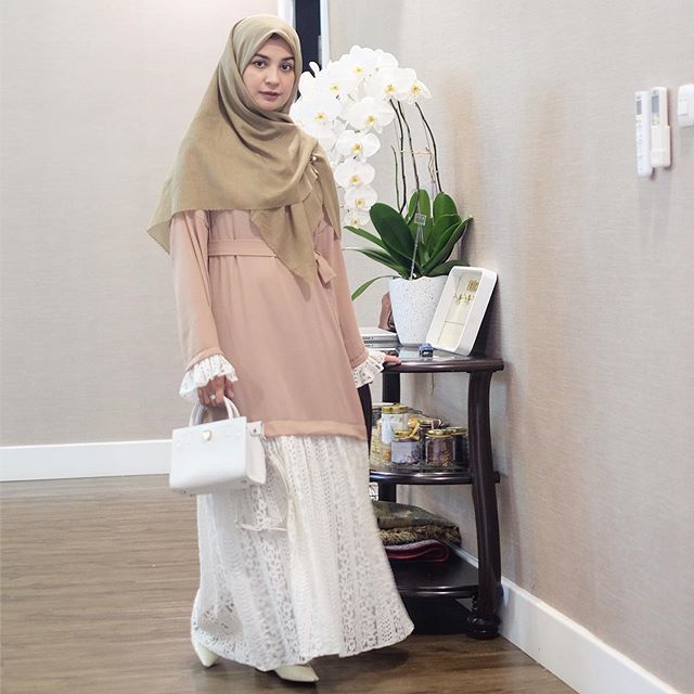 Bawahan Warna Putih Cocok Dipadukan dengan Atasan Suka-suka